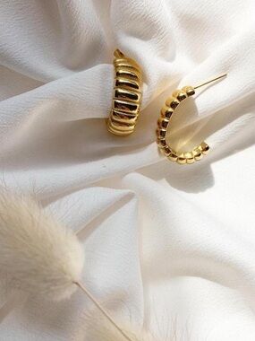 Elegant Gold Ribbed Hoop Earrings - Women Jewelry